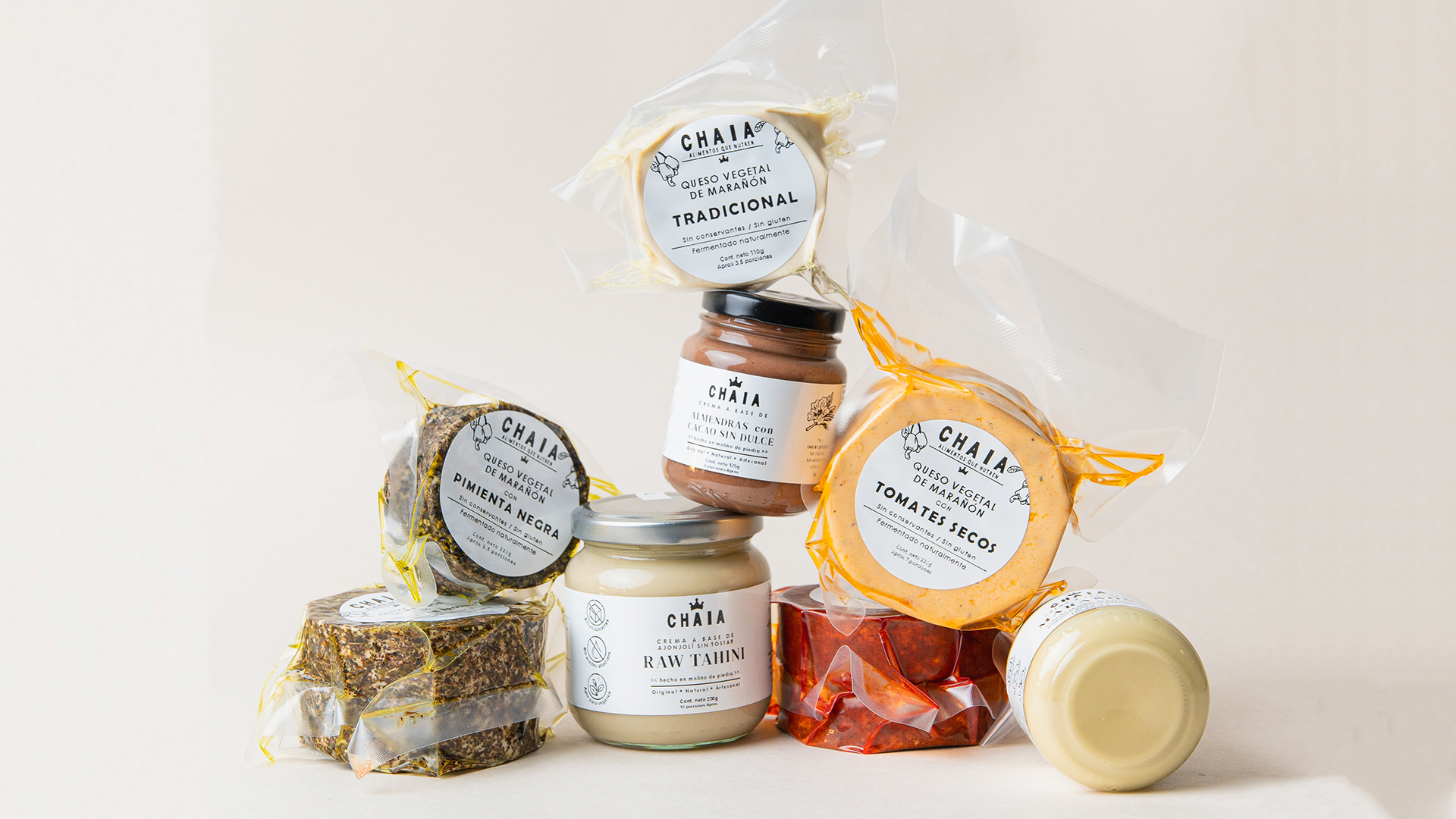 collage de productos chaia cremas de nueces y variedad de quesos vegetales chaia