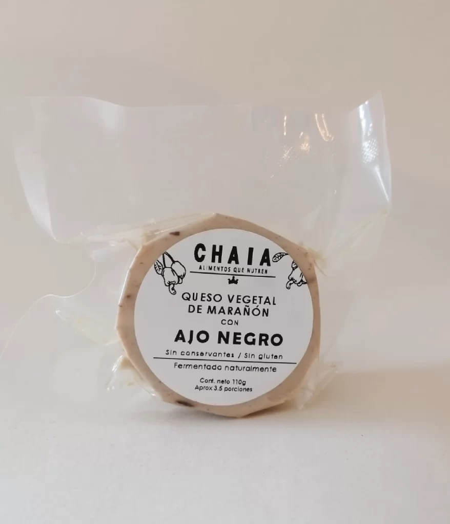 queso vegetal de marañon con ajo negro