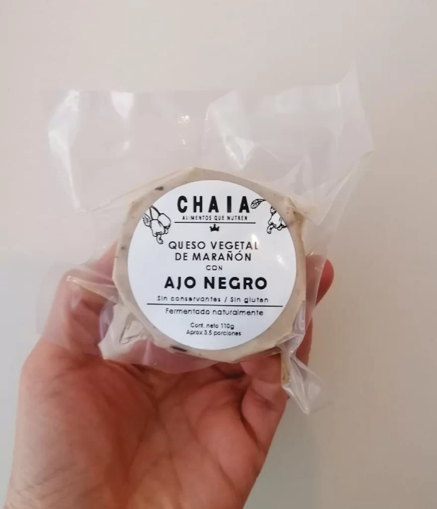 queso vegetal de marañon con ajo negro